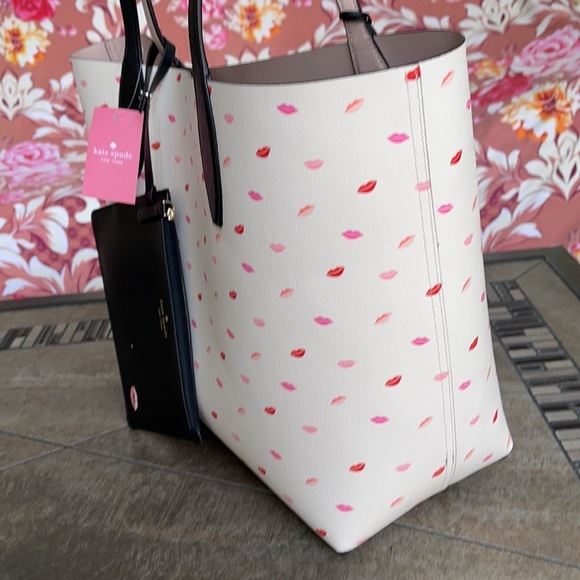 KATE SPADE MINNIE MOUSE LG REVERSIBLE TOTE - Picture 6 of 16